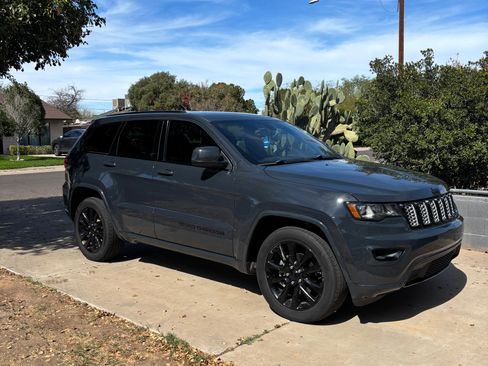 Used 2018 Jeep Grand Cherokee Altitude image 4