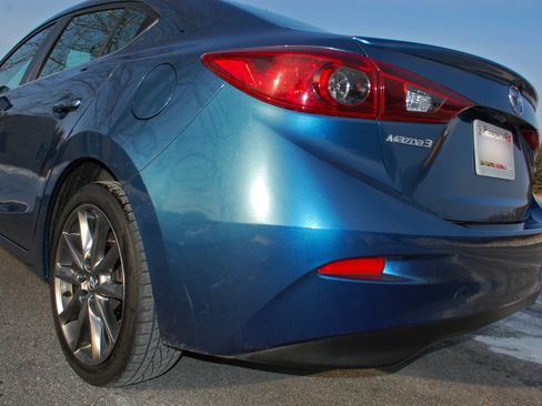 Used 2018 MAZDA MAZDA3 Touring image 11