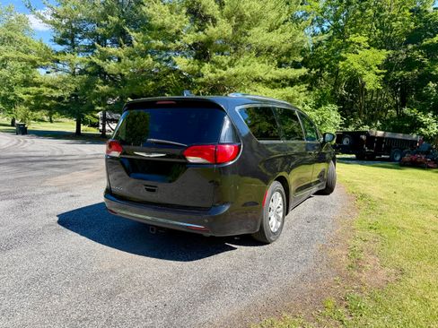 Used 2019 Chrysler Pacifica Touring-L FWD image 4