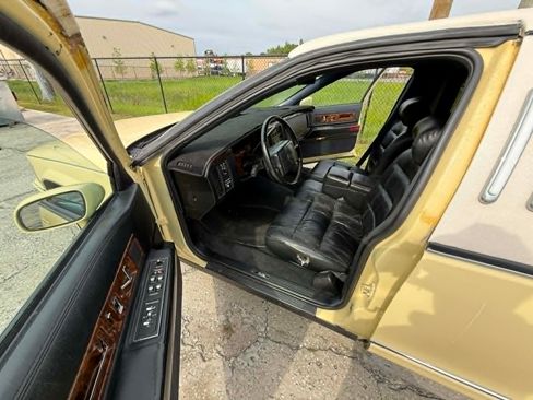 Used 1993 Cadillac Fleetwood Sedan RWD image 24