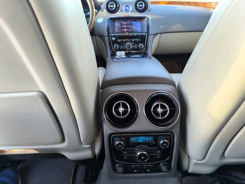 Used 2013 Jaguar XJ image 9