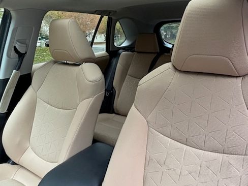 Used 2021 Toyota RAV4 XLE image 10