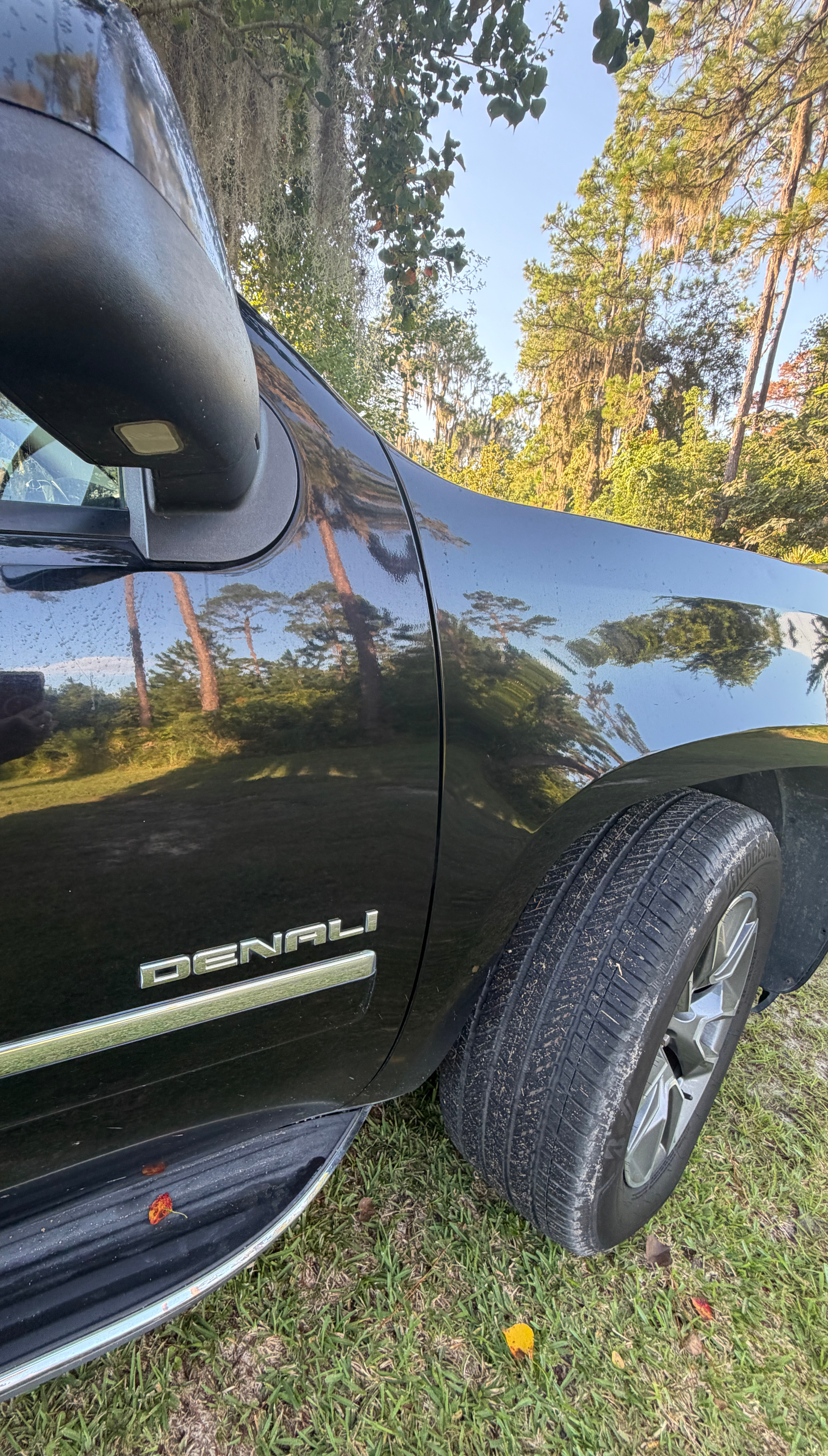 Used 2011 GMC Yukon XL Denali AWD/4WD image 2