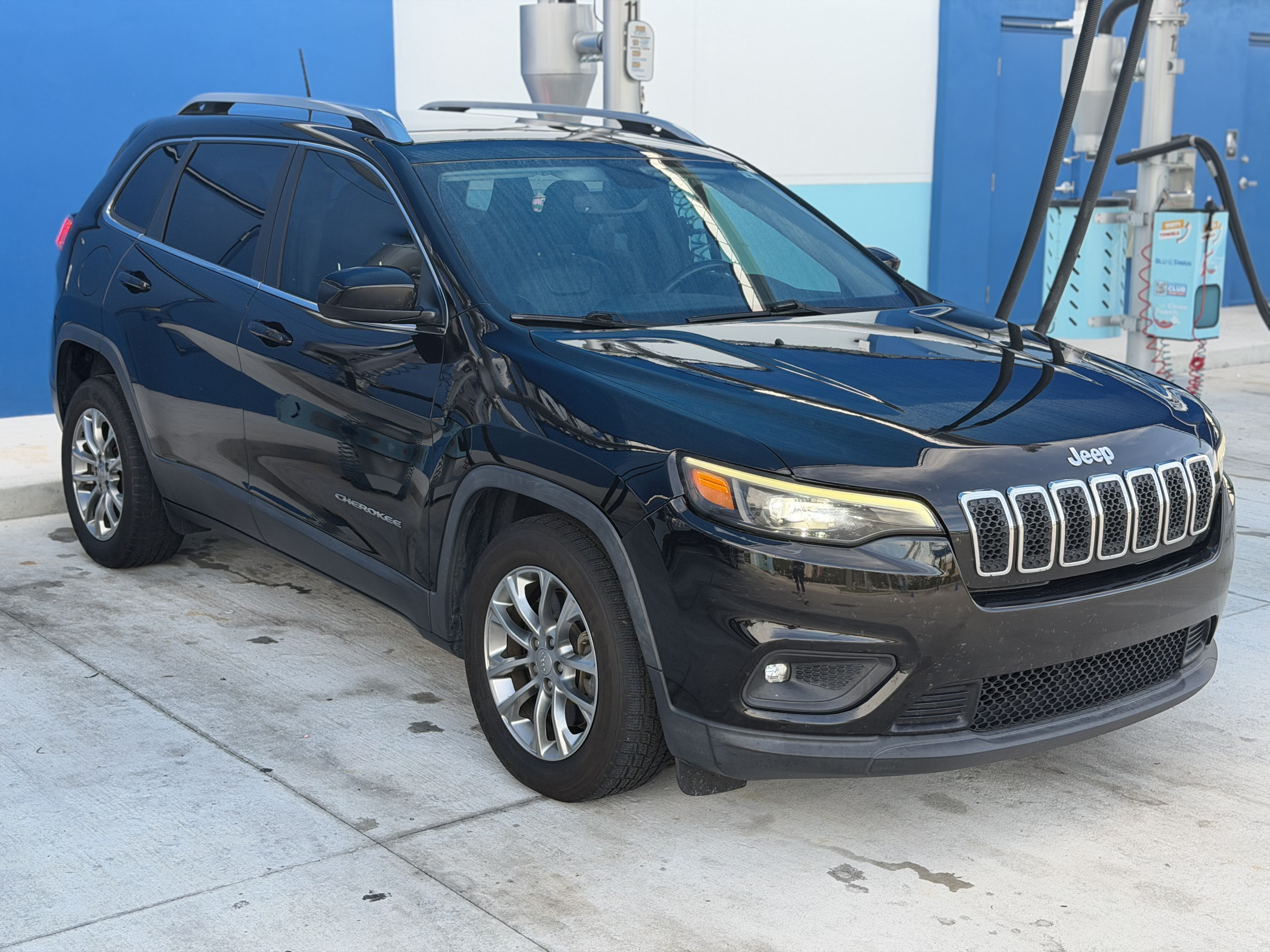 Used 2019 Jeep Cherokee Latitude Plus w/ Comfort/Convenience Group FWD image 1