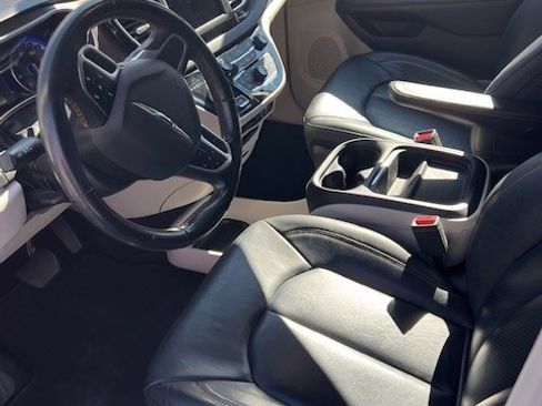 Used 2019 Chrysler Pacifica Touring-L image 11