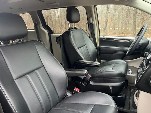 Used 2014 Chrysler Town & Country Touring image 16