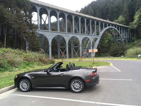 Used 2018 FIAT 124 Spider Classica w/ Technology & Siriusxm Group RWD image 15