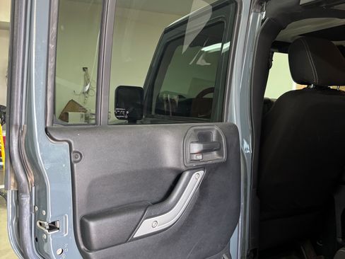Used 2015 Jeep Wrangler Unlimited Rubicon w/ Connectivity Group AWD/4WD image 13