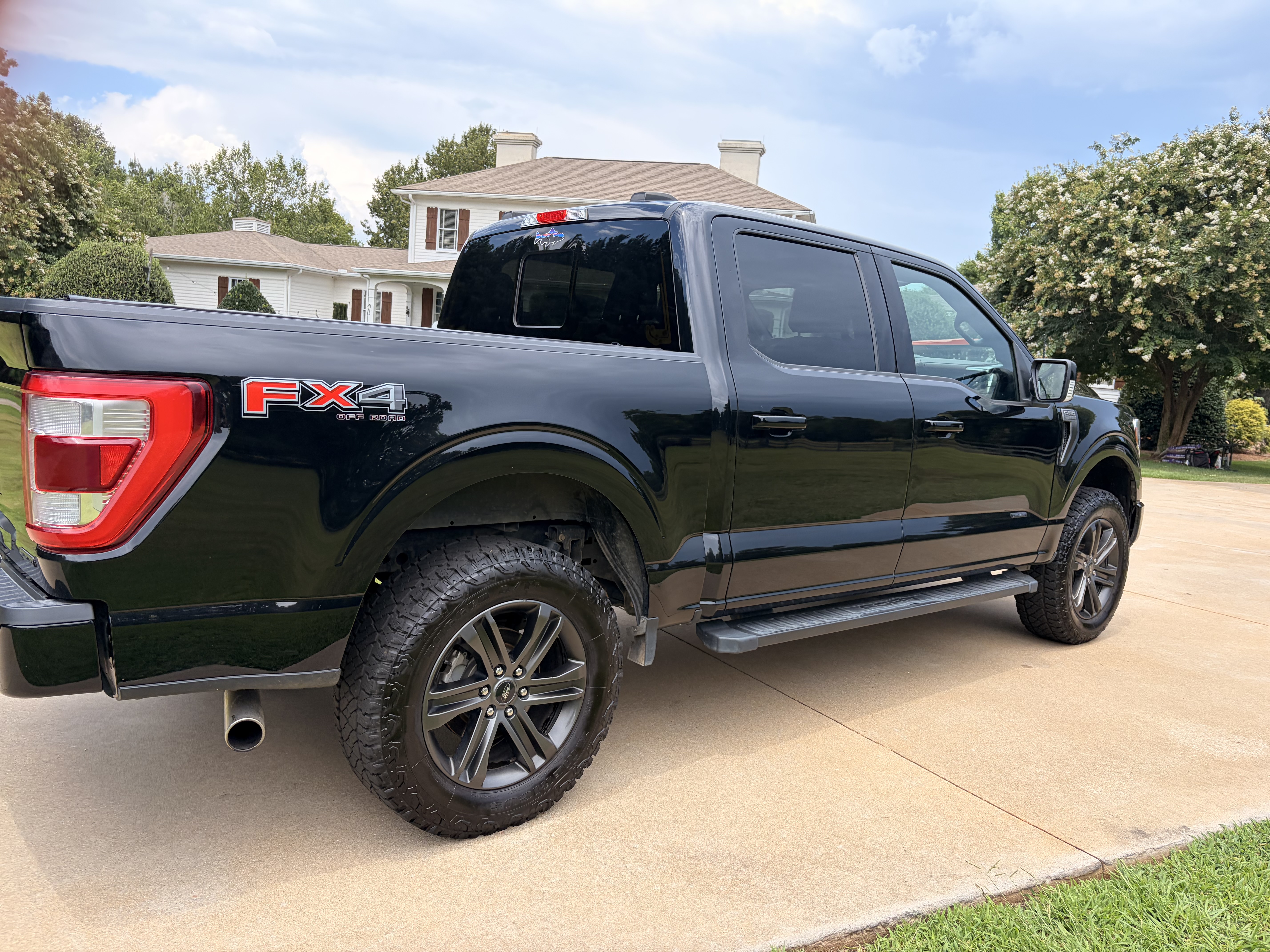 Used 2022 Ford F150 Lariat w/ Equipment Group 502A High AWD/4WD image 4