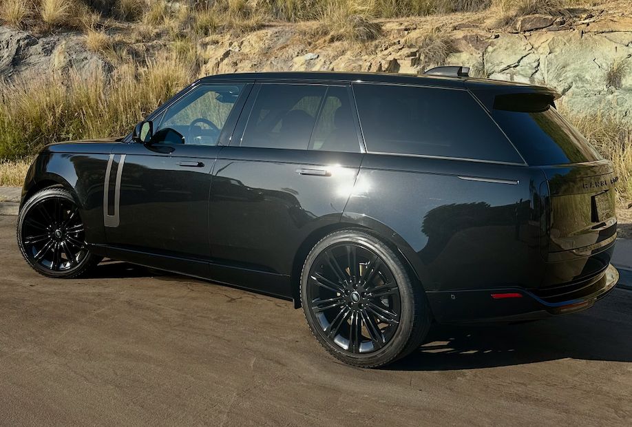 Used 2024 Land Rover Range Rover SE AWD/4WD image 2
