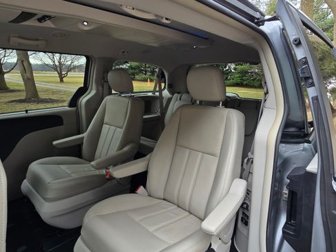 Used 2013 Chrysler Town & Country Touring-L w/ Driver Convenience Group image 8