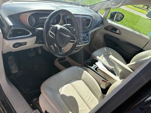 Used 2018 Chrysler Pacifica Touring-L image 5