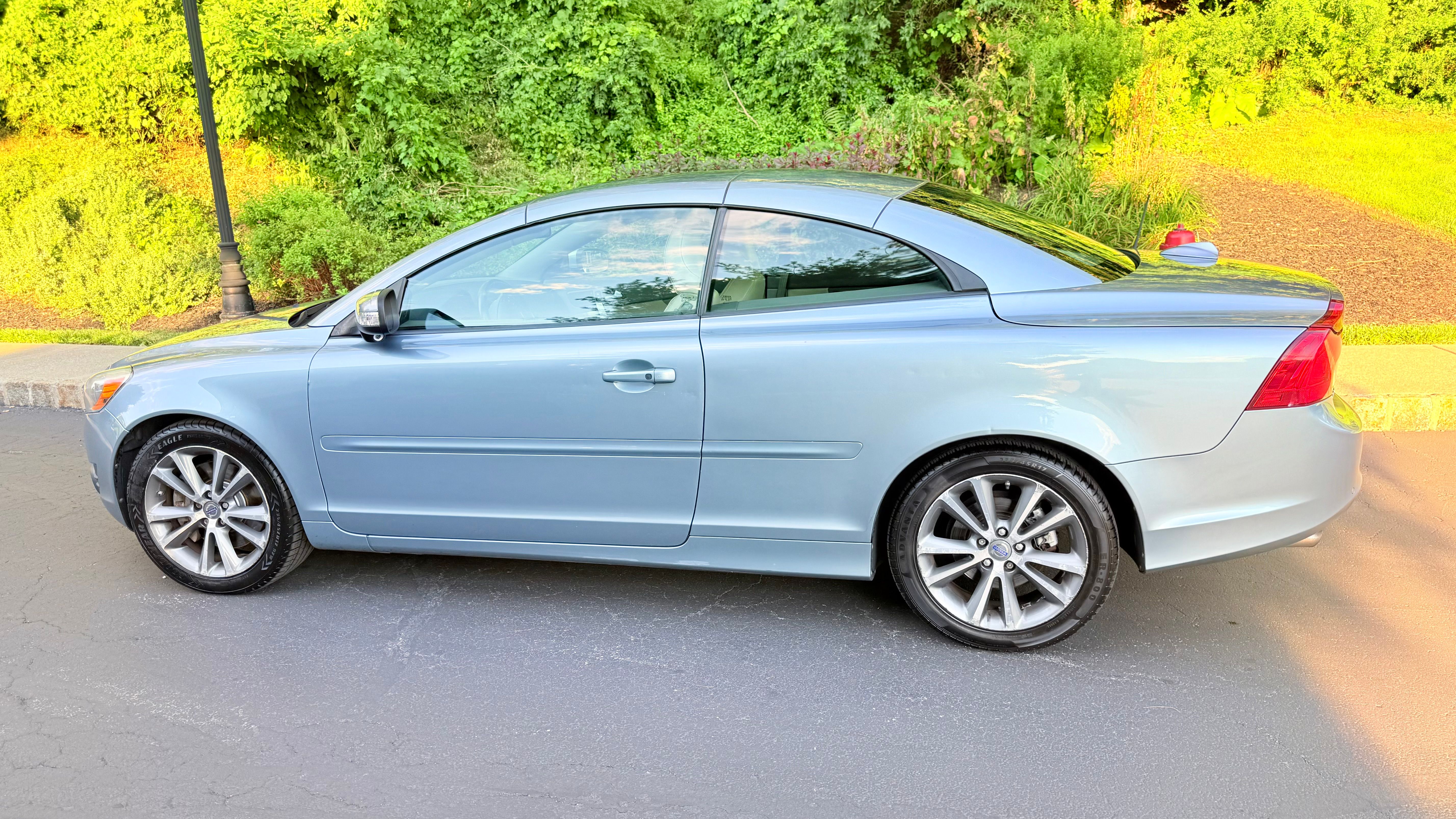 Used 2012 Volvo C70 T5 w/ Climate Pkg FWD image 2
