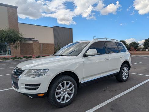 Used 2010 Volkswagen Touareg TDI image 1