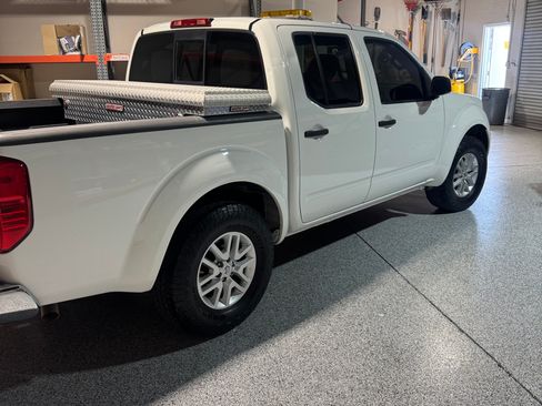 Used 2019 Nissan Frontier SV image 2