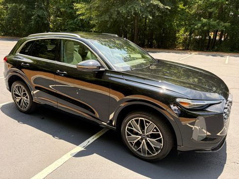 Used 2025 Audi Q5 Premium Plus w/ Premium Plus AWD/4WD image 2