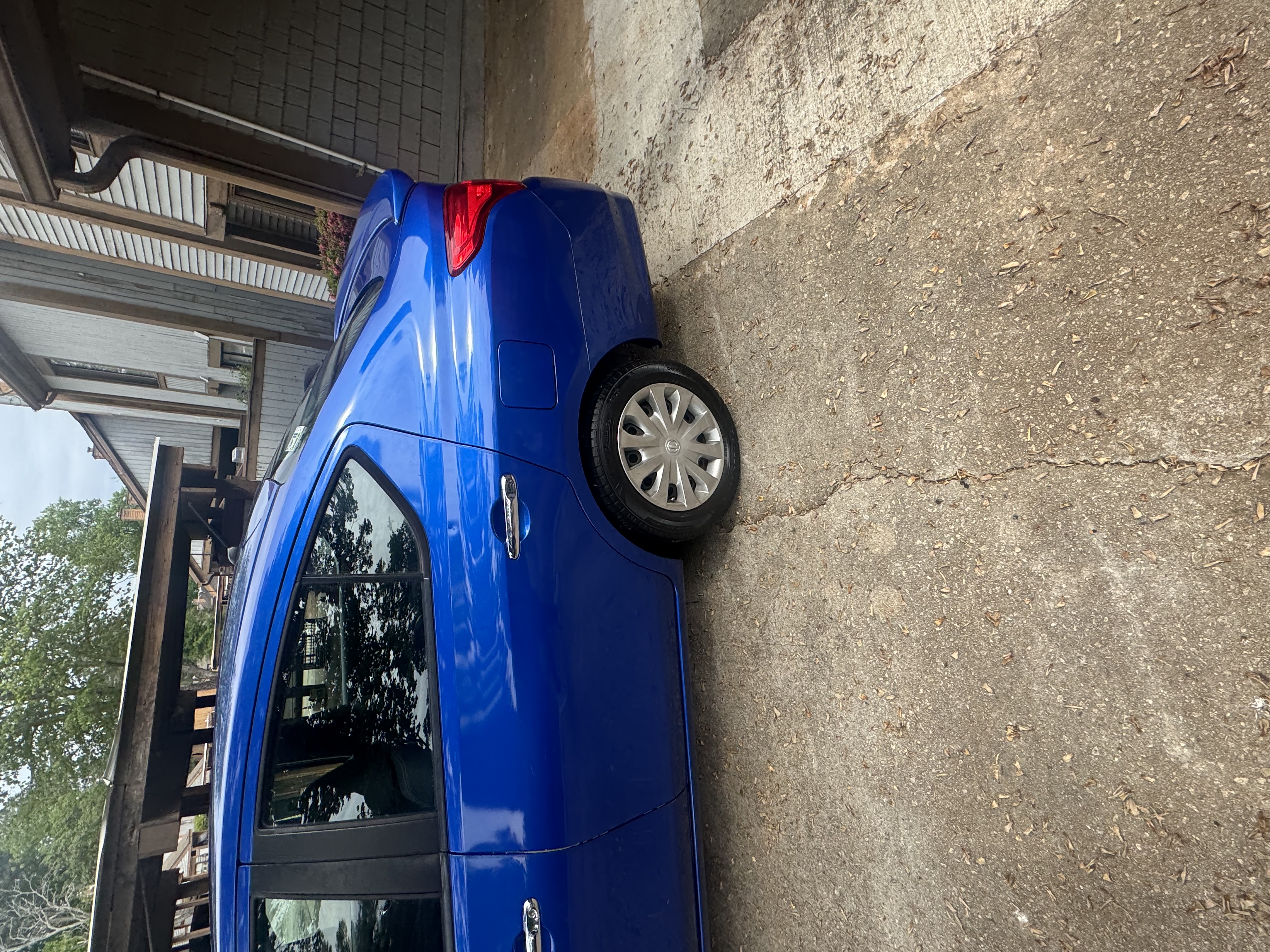 Used 2016 Nissan Versa SV FWD image 1