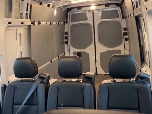Used 2024 Mercedes-Benz Sprinter 2500 image 9