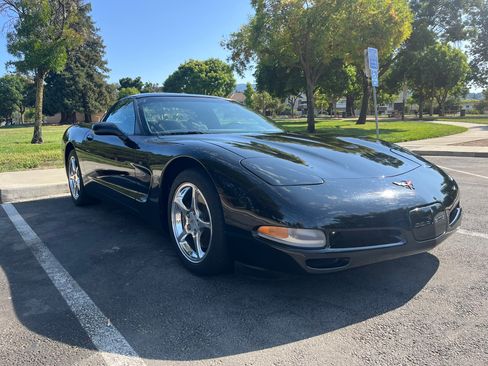 Used 2000 Chevrolet Corvette Coupe w/ Memory Pkg image 2