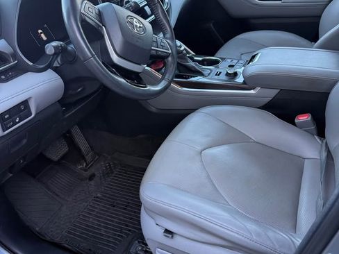 Used 2023 Toyota Highlander Limited image 9