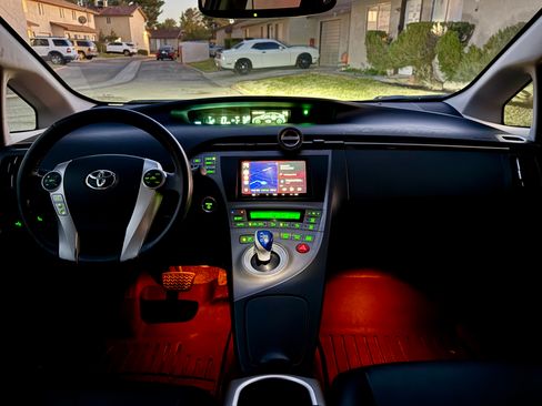 Used 2013 Toyota Prius Four w/ Deluxe Solar Roof Pkg image 12