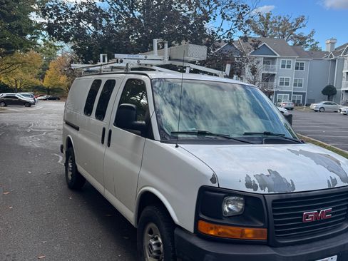 Used 2011 GMC Savana 2500 image 1