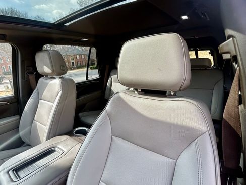 Used 2022 GMC Yukon SLT w/ SLT Premium Package image 6