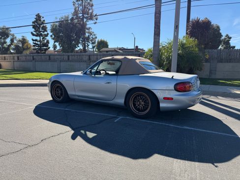 Used 1999 MAZDA MX-5 Miata image 4