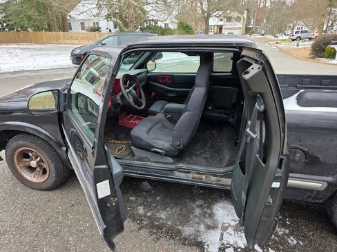 Used 2003 Chevrolet S10 Pickup LS image 11