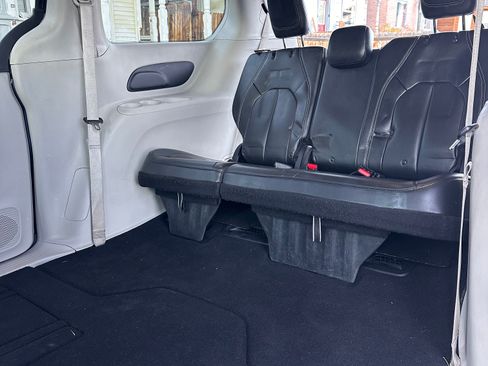 Used 2020 Chrysler Voyager Lxi image 13