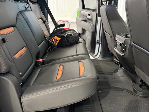 Used 2025 GMC Sierra 2500 AT4 w/ AT4 Premium Plus Package AWD/4WD image 11