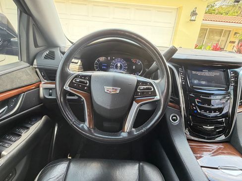 Used 2017 Cadillac Escalade ESV Luxury RWD image 9