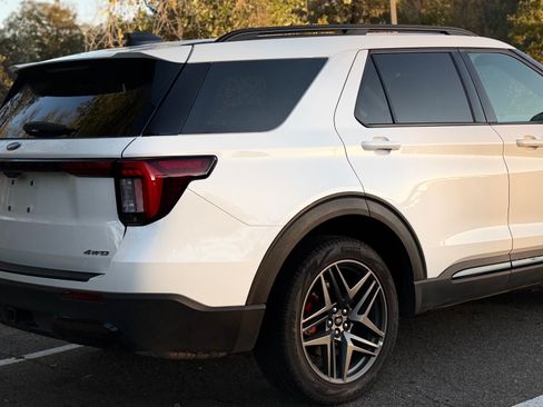 Used 2025 Ford Explorer ST-Line w/ ST-Line Street Pack image 2