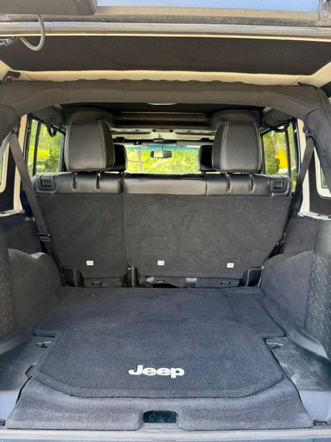 Used 2016 Jeep Wrangler Unlimited Sahara w/ Connectivity Group AWD/4WD image 12
