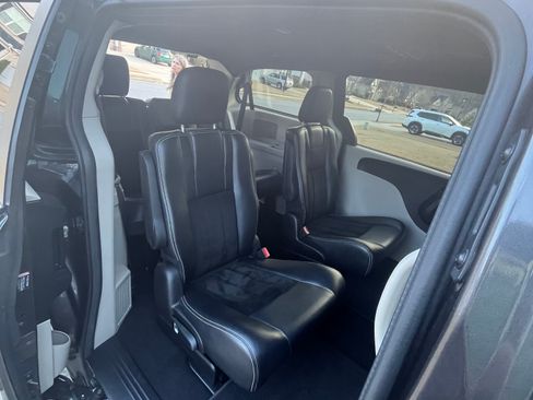 Used 2017 Dodge Grand Caravan SXT image 6