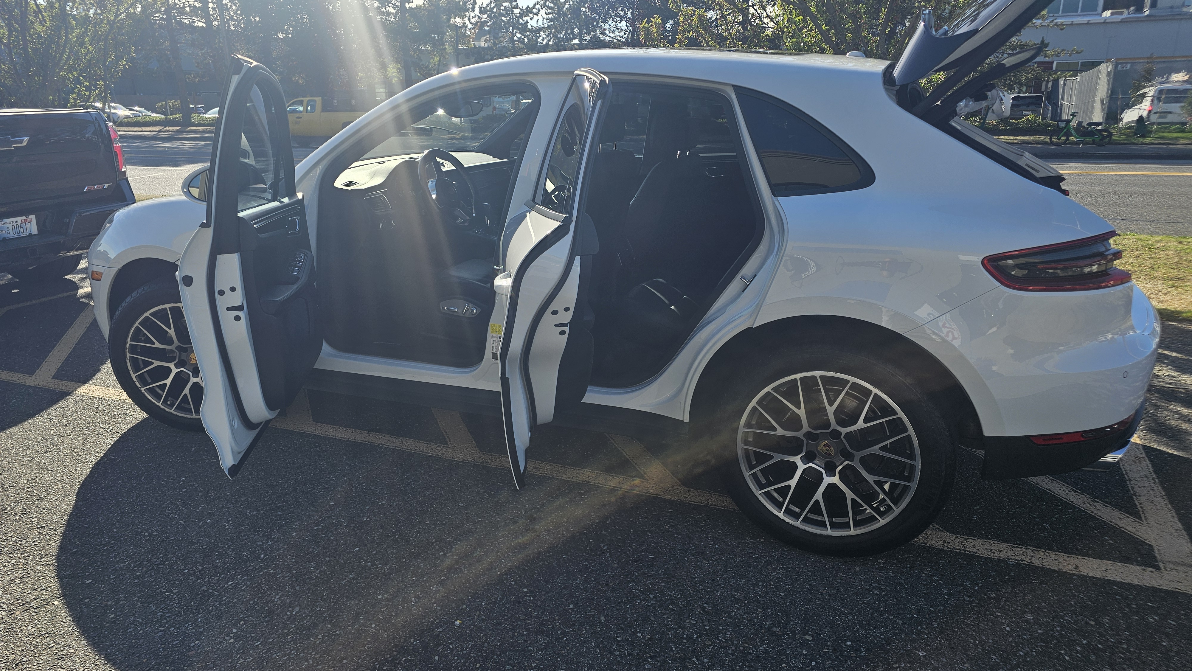 Used 2018 Porsche Macan Sport Edition AWD/4WD image 6