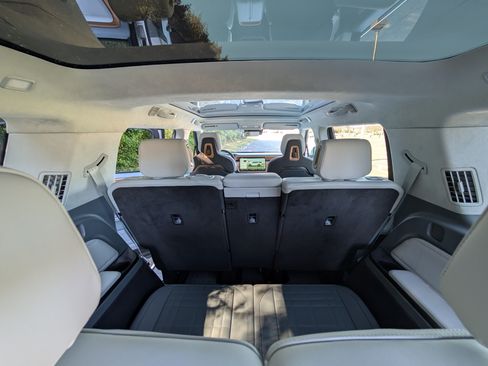 Used 2025 Rivian R1S Premium image 4