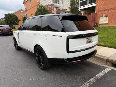 Used 2025 Land Rover Range Rover SE image 2