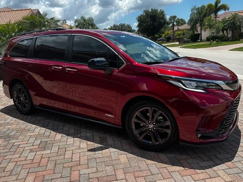Used 2021 Toyota Sienna XSE FWD image 4