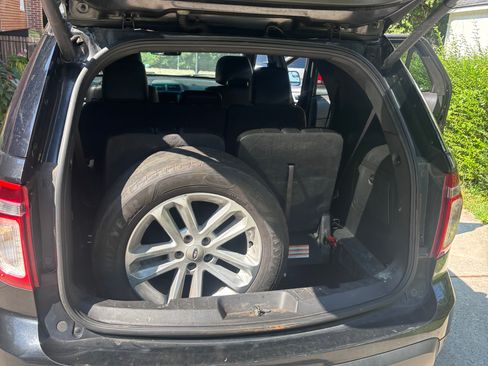Used 2013 Ford Explorer XLT FWD image 2