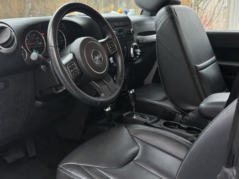 Used 2016 Jeep Wrangler Sahara w/ Connectivity Group image 12