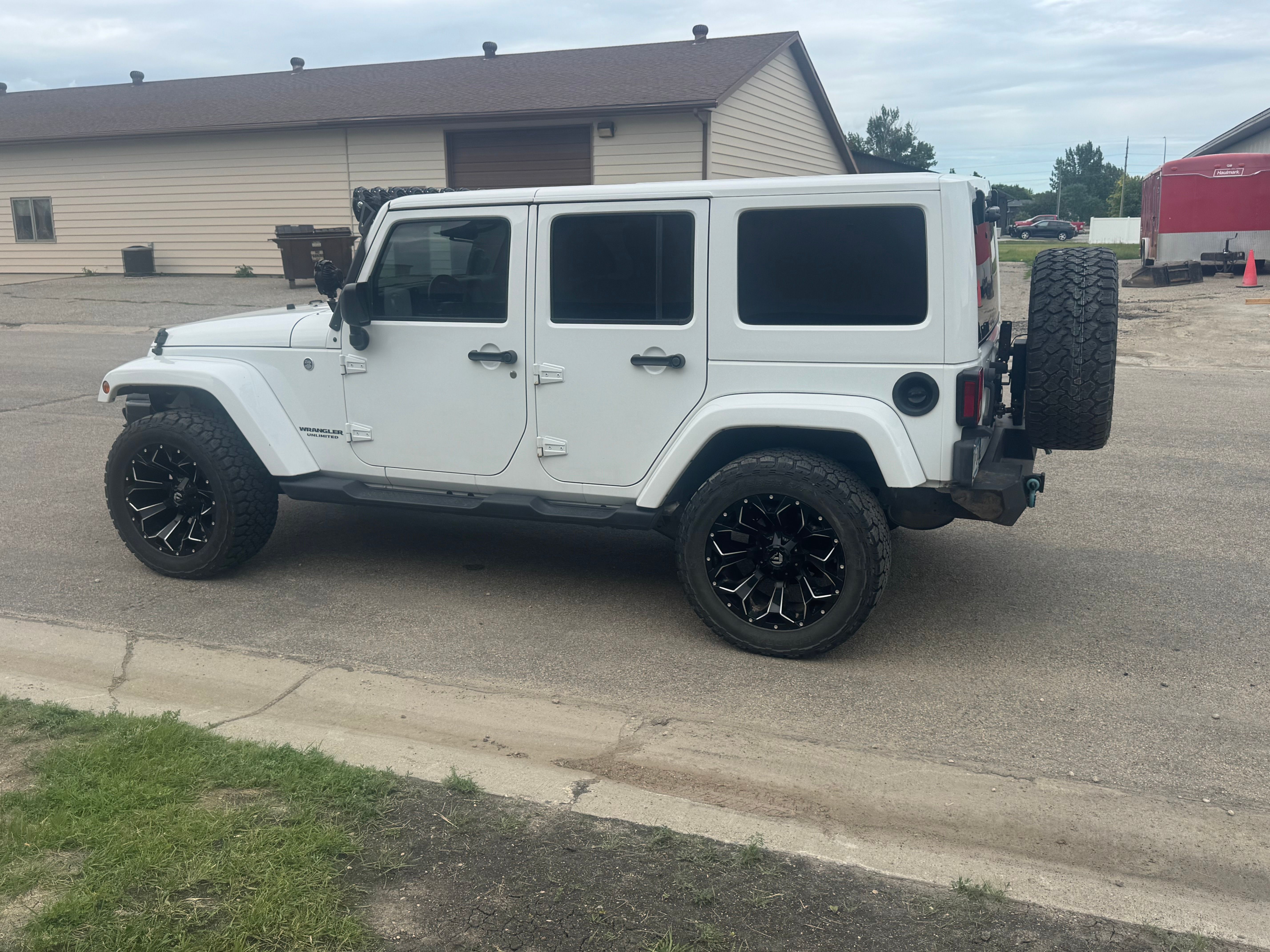 Used 2017 Jeep Wrangler Unlimited Sahara w/ Connectivity Group AWD/4WD image 5
