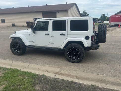 Used 2017 Jeep Wrangler Unlimited Sahara w/ Connectivity Group AWD/4WD image 5