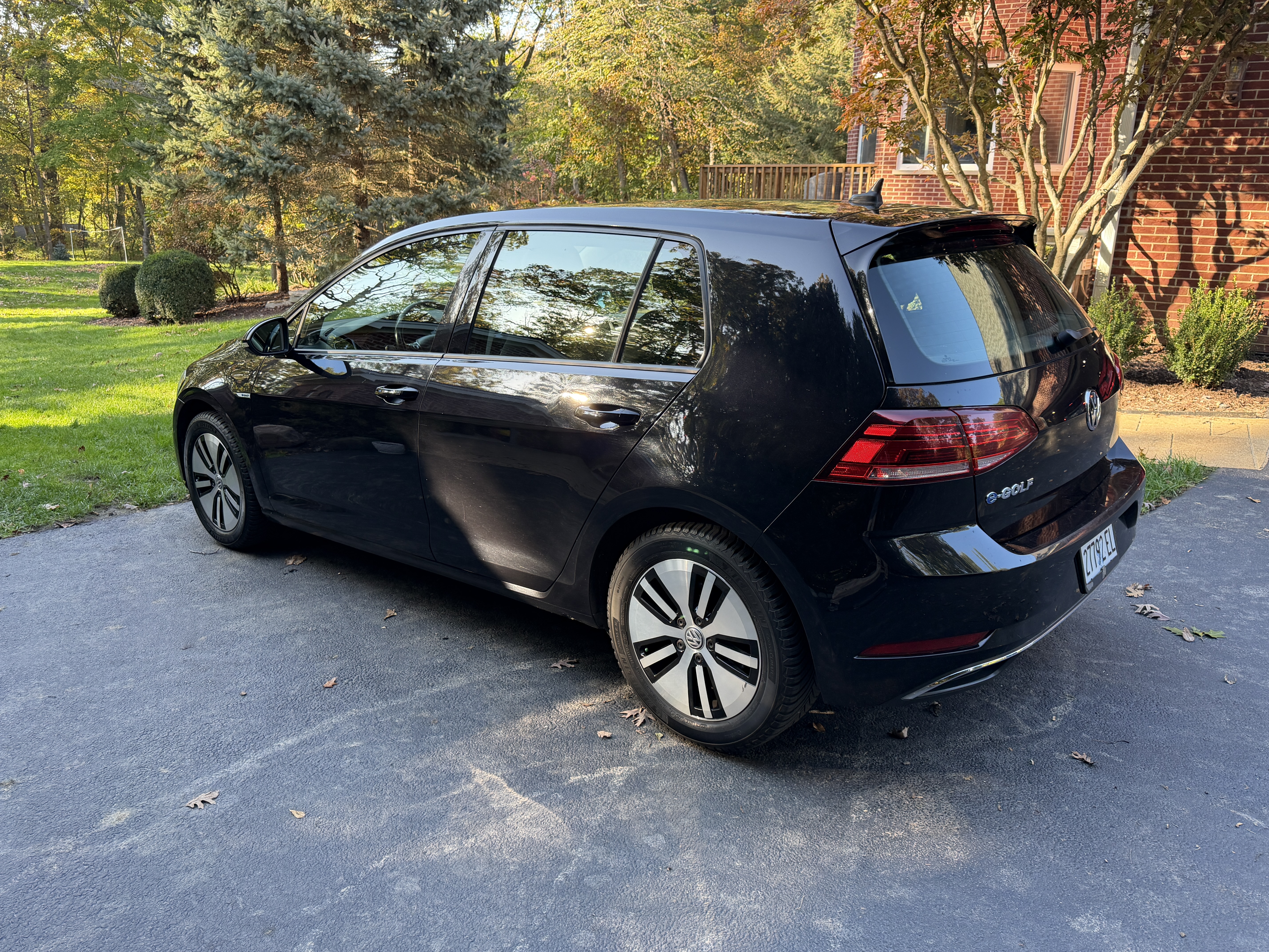 Used 2018 Volkswagen e-Golf SE w/ DC Fast Charging Package FWD image 5