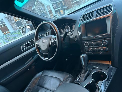 Used 2016 Ford Explorer XLT w/ Equipment Group 202A image 12