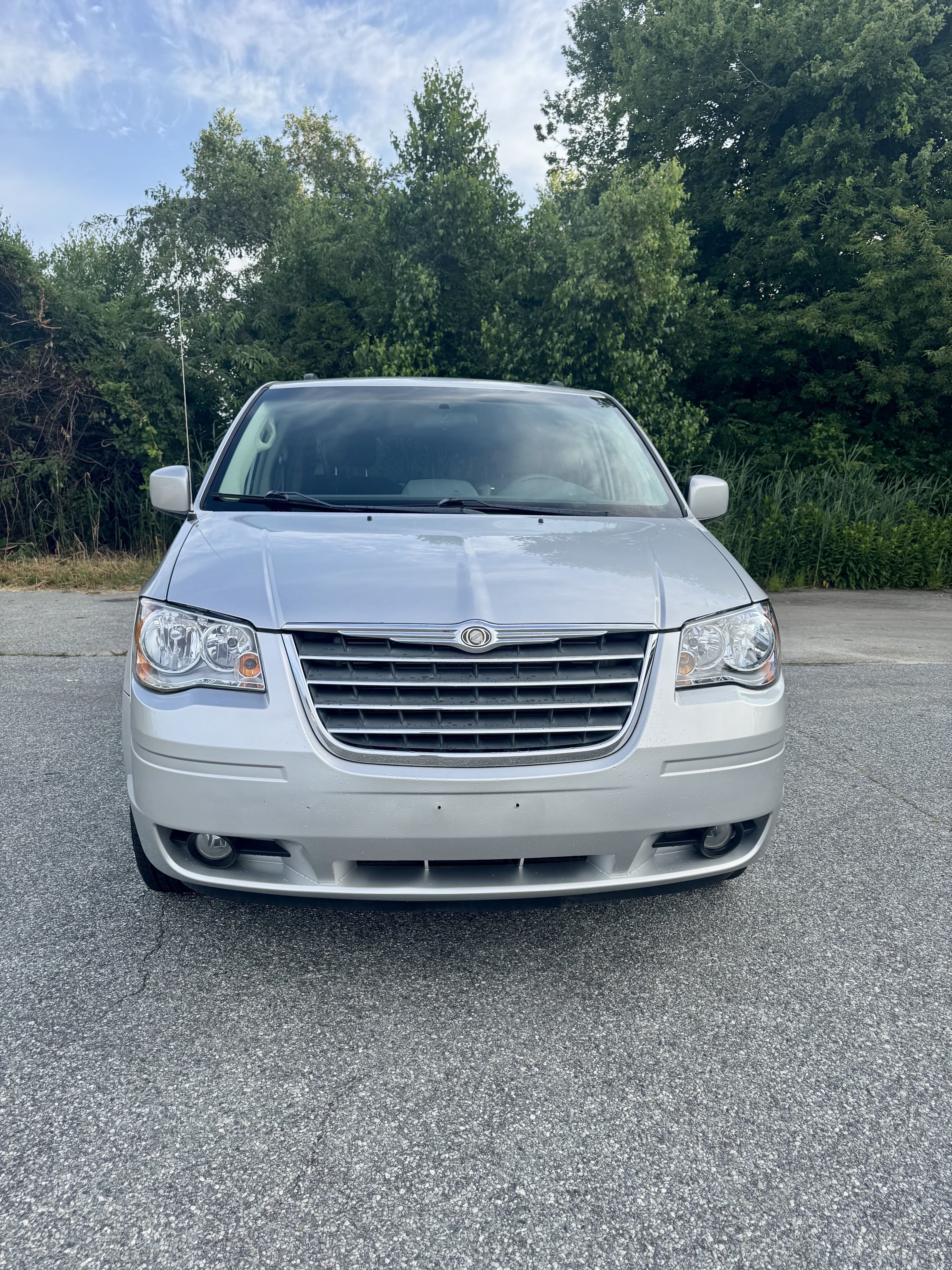 Used 2010 Chrysler Town & Country Touring FWD image 1