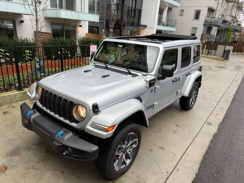 Used 2024 Jeep Wrangler Unlimited w/ Technology Group image 2