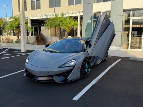 Used 2020 McLaren 570S Spider RWD image 11