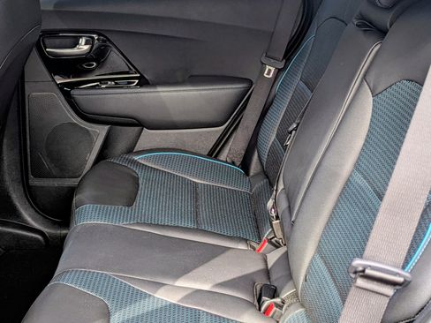 Used 2022 Kia Niro EX Premium image 2