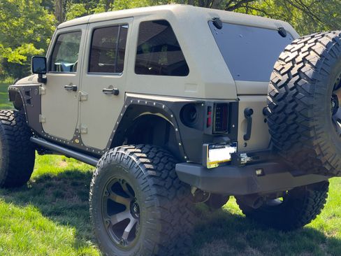 Used 2017 Jeep Wrangler Unlimited Rubicon w/ Connectivity Group image 6